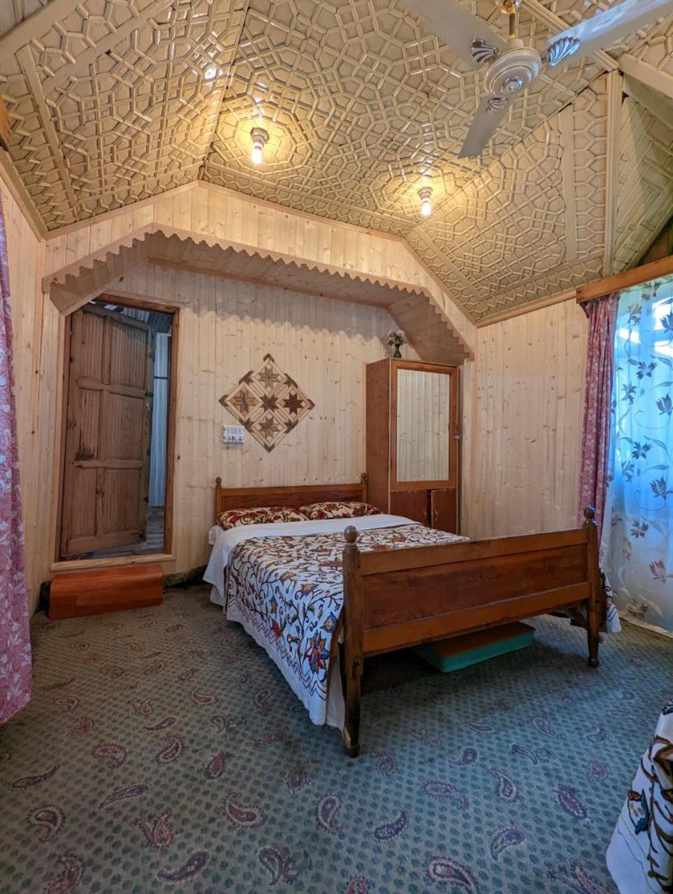 Готель Golden Hopes Group Of Houseboats Срінагар Екстер'єр фото